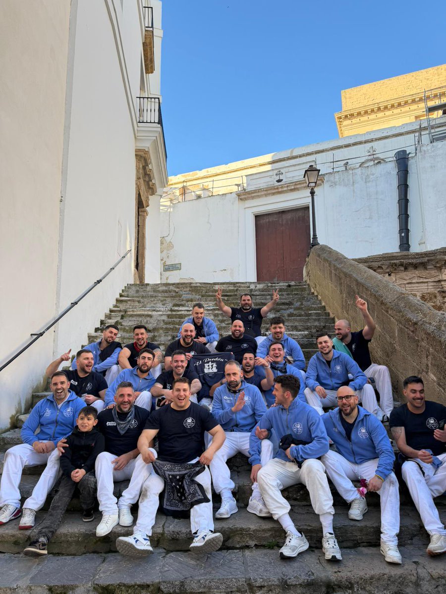 joser1410's tweet photo. Defensores de lo nuestro, de lo puro, mi cuadrilla de amigos. Un año más, queda demostrado que Cádiz está en cada uno de los que vamos ahí debajo. Que no se pierda nunca… https://t.co/95knwctFpT