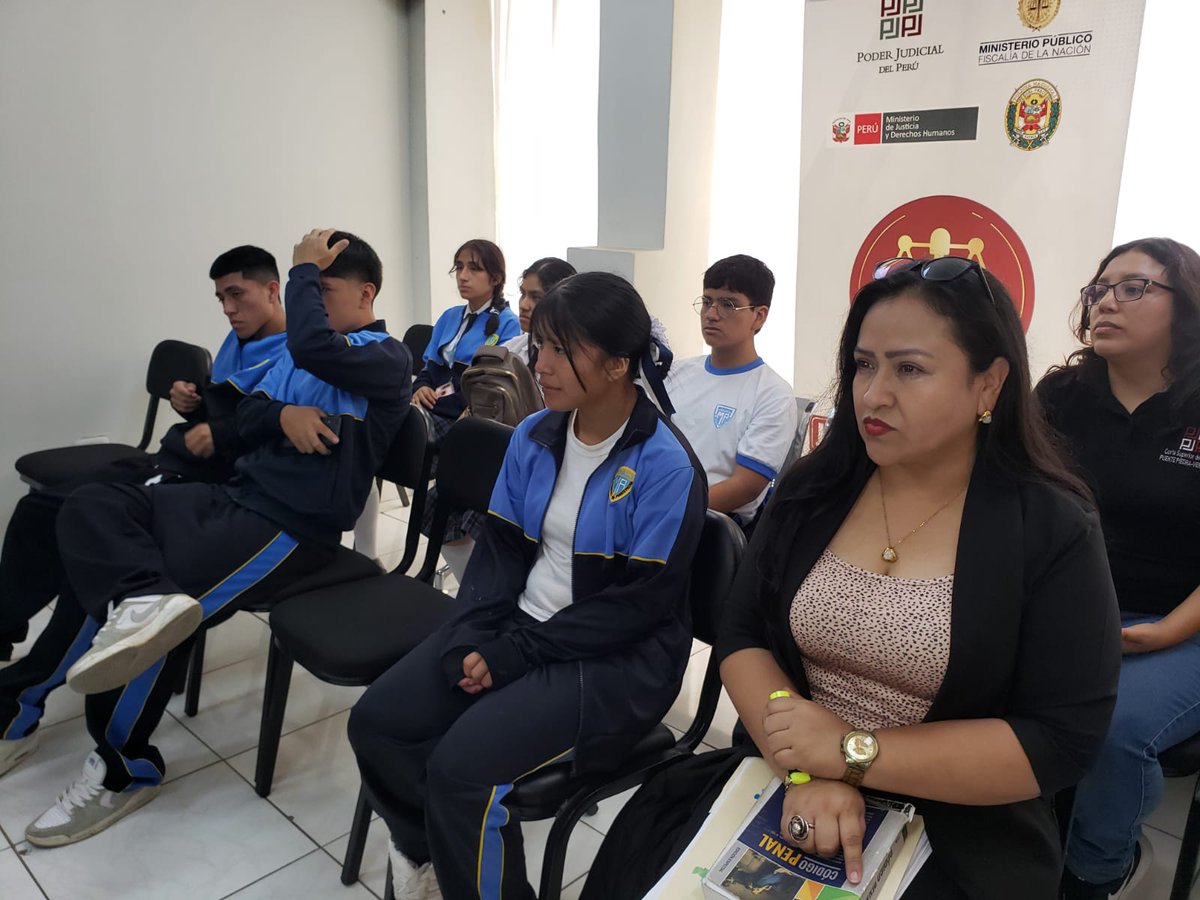CS_JusticiaPV's tweet photo. Durante esta primera jornada, los escolares realizaron un recorrido guiado que les permitió conocer de cerca el desarrollo del proceso inmediato en casos de flagrancia, desde la intervención policial hasta la emisión de la sentencia. https://t.co/UspxHbUjLh