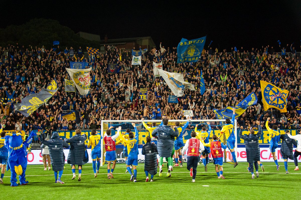 🏟🇮🇹 Carrarese 3:1 Spezia

What a game in Carrara. A sold-out stadium in just two hours, incredible choreography, four red cards, a missed penalty, and four goals — all of it made even more special by the picturesque backdrop.