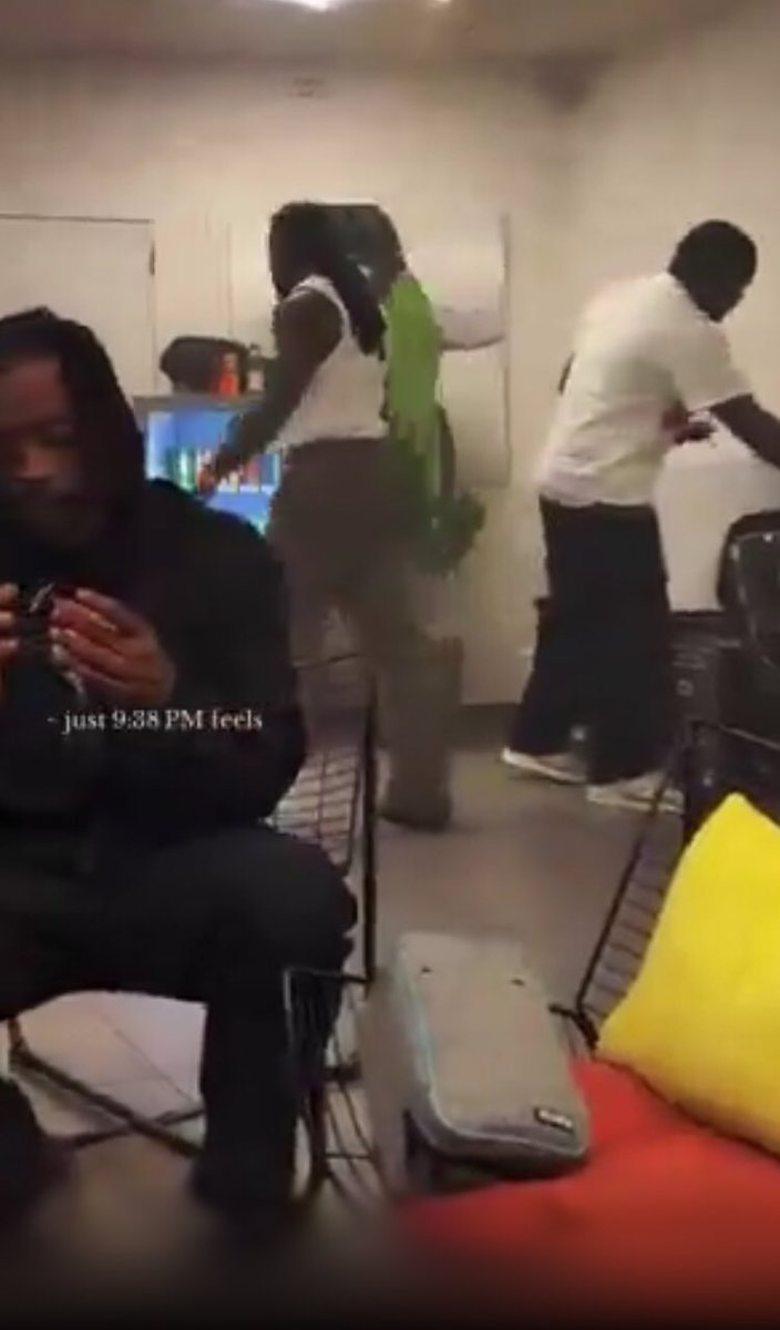 EYES_DAILY's tweet image. Burna boy may not understand that it’s by muscle,nah so VDM dey always dey cap before until mr jellof hand exposed that VDM is not too strong the way his muscle big