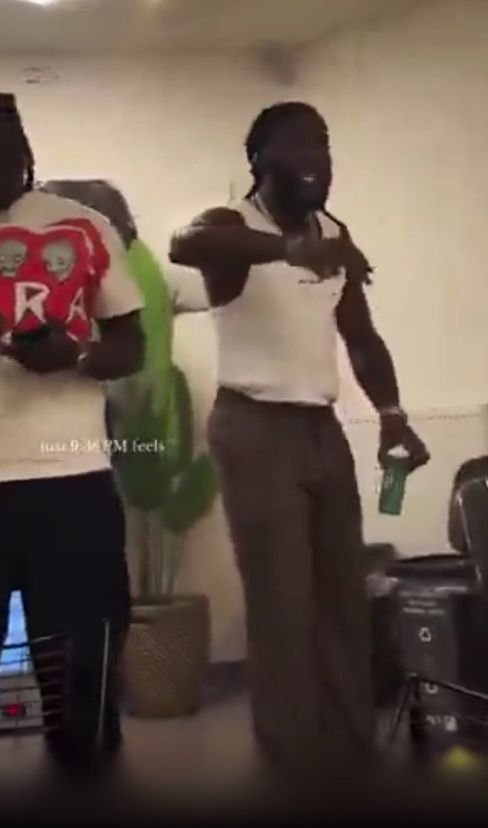 EYES_DAILY's tweet image. Burna boy may not understand that it’s by muscle,nah so VDM dey always dey cap before until mr jellof hand exposed that VDM is not too strong the way his muscle big