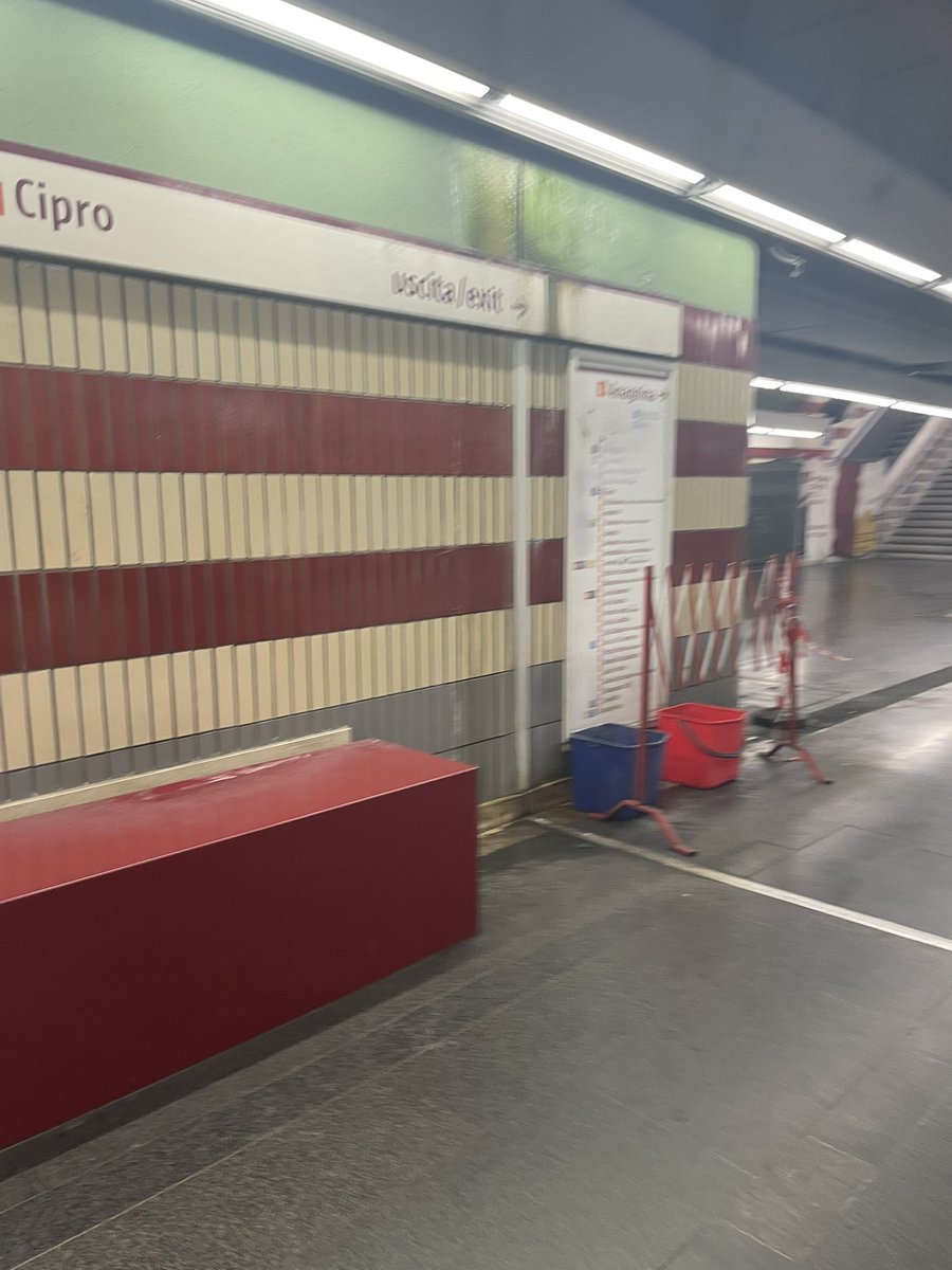 79_Alessio's tweet image. Pioggia perpetua alla stazione CIPRO banchina direzione Anagnina, infiltrazioni anche quando non piove, rifatta per il Giubileo 🤷🏻‍♂️😑