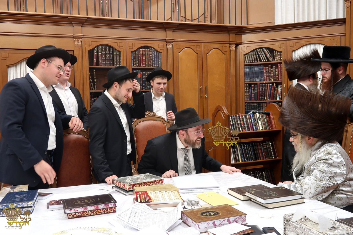HQSatmar's tweet photo. During #Pesach, dozens of Orthodox Jewish luminaries gathered at the residence of Satmar Grand Rebbe Aron in the Town of Palm Tree Kiryas Joel. Among them was Rabbi Mayer Braunstein, Rav of Agudath Israel of Long Island, who engaged in a meaningful discussion on crucial issues impacting Klal Yisroel. #Community #Leadership