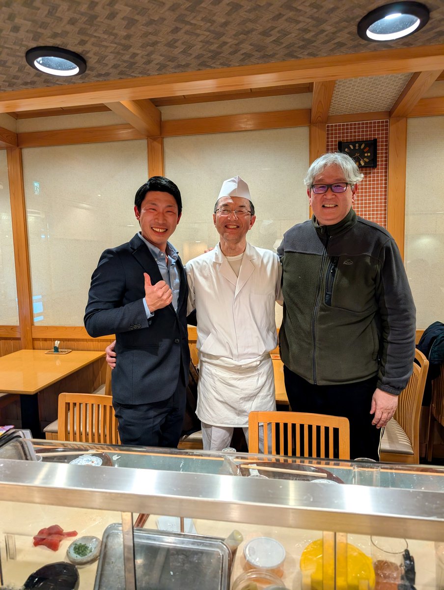 恩師と食事。
18歳の頃から、私のすべてを見てきてくださった方。
もう20年近くお世話になっています。

迷ったとき、困ったとき、
進むべき道を照らしてくださる。
私にとっては、まさに灯台の様な存在です。

恩師と今もつながっていることに驚かれることがあります。