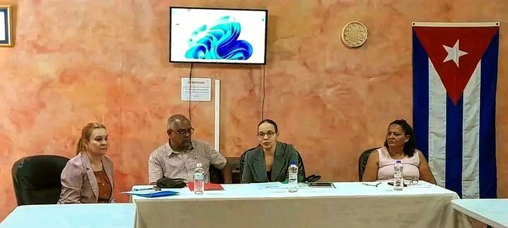 "Mi compromiso es con la patria y la salud", dijo la Doctora banense Mayra Chaveco Almanza, quien fungió como Coordinadora de la #MisiónMilagro en Jamaica, que regresó a #Cuba tras el rompimiento unilateral por parte del Gobierno de Jamaica por presiones de EEUU. 
#Banes #Salud