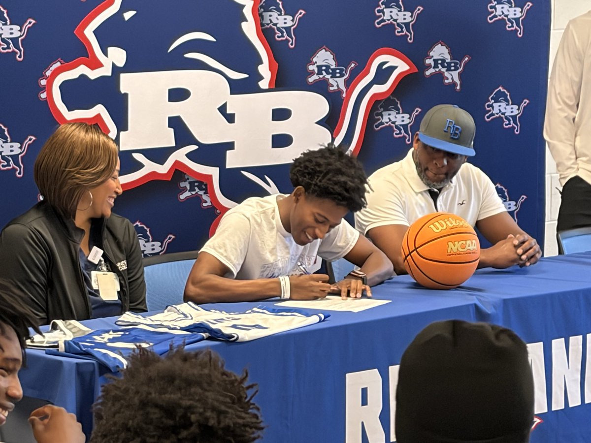 RedBankHoops's tweet image. Congrats to @DWilburJr26 for signing to Tennessee Wesleyan to continue his basketball career today. We’re excited for him and to see where this journey takes him. #CommitMEnt