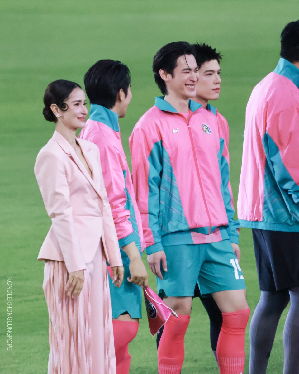 kondeekhonglung's tweet photo. โป๊ปติดเม้ามากกก ไม่รู้เล่าอะไรให้พี่เก้าฟัง
ยิ้มแมวขึ้นมาเลยอะ https://t.co/hgF0ls0PVX