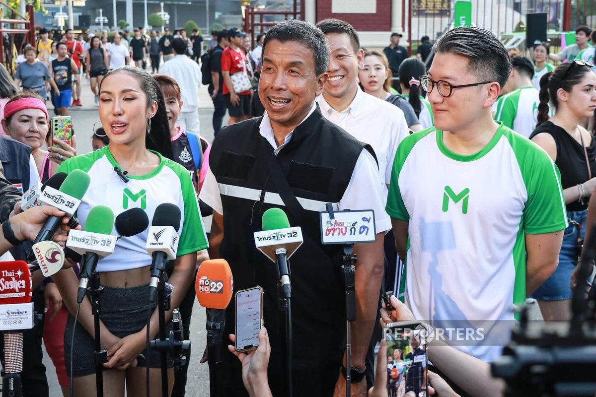 สมร หันหลังให้จักรวาลตลอดกาล tweet media