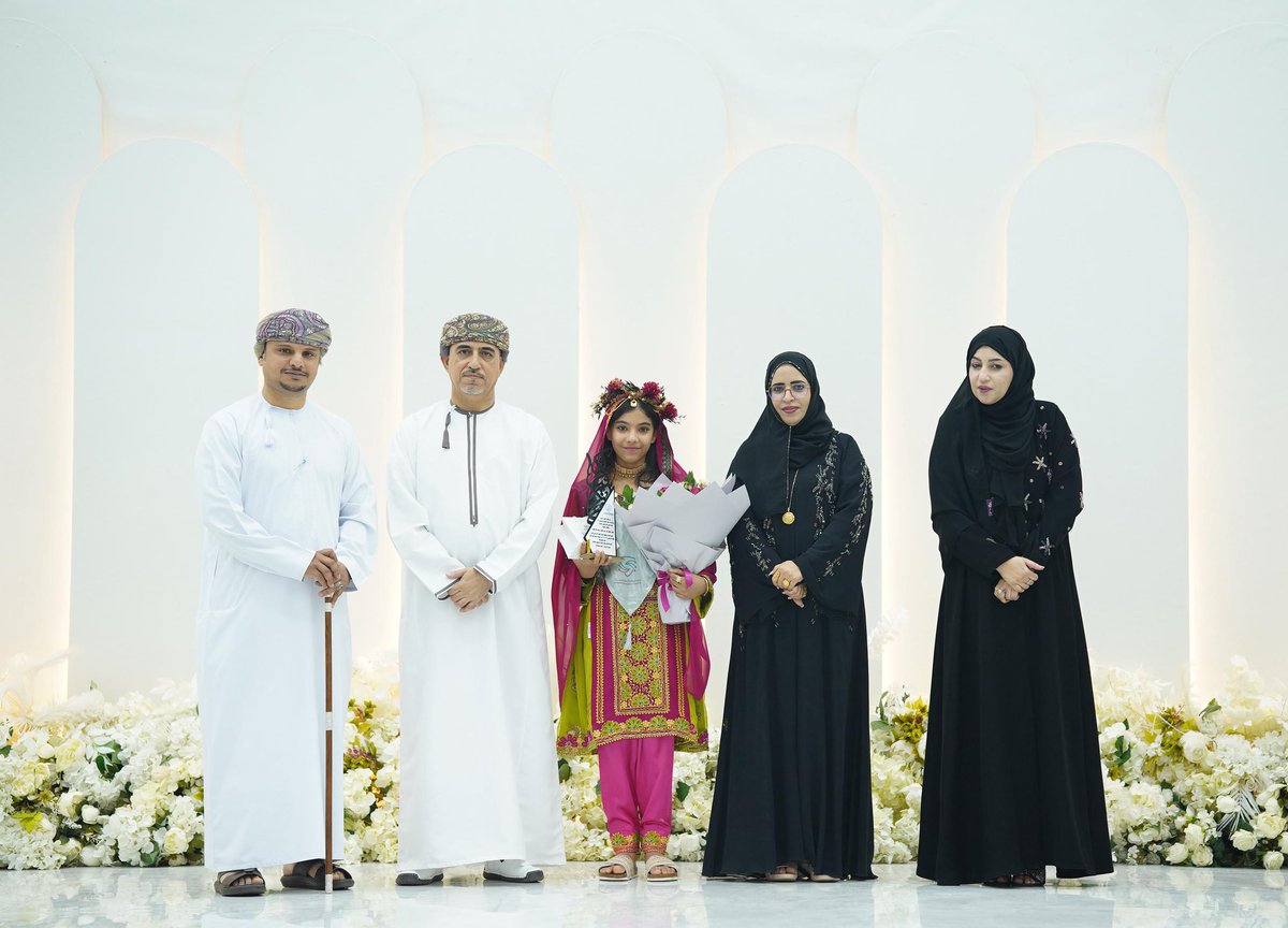 Saham_Parents's tweet photo. 🌟 “أوسكار التميز” يحتفي بالمجيدات في مدرسة أم مالك الأنصارية بصحم

في أمسية تربوية استثنائية عنوانها الفخر والاعتزاز، نظّمت مدرسة أم مالك الأنصارية للبنات حفل “أوسكار التميز”، وذلك تحت رعاية الأستاذ/ سعيد بن صالح بن محمد العطار، المدير المختص بمكتب مدير عام التعليم بمحافظة شمال الباطنة،
وبحضور الفاضل/ سعيد بن سالم البريكي عضو المجلس البلدي، إلى جانب نخبة من القيادات التربوية وأولياء الأمور.

وشهد الحفل تكريم إنجاز لافت يعكس مستوى التفوق داخل المدرسة، حيث تم تكريم أكثر من نصف طالبات المدرسة، إذ بلغ عدد الطالبات المجيدات 248 طالبة من أصل 447 طالبة، ممن حققن نسبة 90% فأعلى، في مؤشر واضح على ترسّخ ثقافة التميز وانتشارها في البيئة المدرسية.

وتوزعت المجيدات على ثلاث فئات رئيسية جسّدت مستويات التألق:
⭐ صفوة التميز الأكاديمي (العشرة الأوائل)
🟡 النخبة الذهبية (95% فأعلى)
🟤 نخبة الإجادة (90% – 94.99%)

كما تضمن الحفل تكريم مجلس أولياء الأمور الفاعلين، إلى جانب الكوادر والوظائف المساندة 🤝، تقديراً لدورهم البارز في دعم العملية التعليمية والإسهام في تحقيق هذا التميز.

ويجسد هذا الحفل تكامل الجهود بين المدرسة والأسرة والمجتمع، مؤكداً أن التميز ليس إنجازاً عابراً، بل ثقافة راسخة تُبنى وتُعاش، وتمضي بالطالبات نحو آفاق أوسع من الإبداع والطموح.