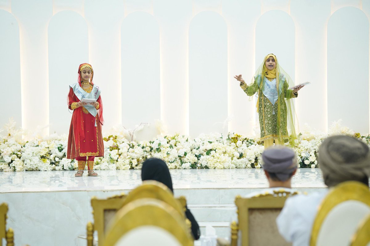 Saham_Parents's tweet photo. 🌟 “أوسكار التميز” يحتفي بالمجيدات في مدرسة أم مالك الأنصارية بصحم

في أمسية تربوية استثنائية عنوانها الفخر والاعتزاز، نظّمت مدرسة أم مالك الأنصارية للبنات حفل “أوسكار التميز”، وذلك تحت رعاية الأستاذ/ سعيد بن صالح بن محمد العطار، المدير المختص بمكتب مدير عام التعليم بمحافظة شمال الباطنة،
وبحضور الفاضل/ سعيد بن سالم البريكي عضو المجلس البلدي، إلى جانب نخبة من القيادات التربوية وأولياء الأمور.

وشهد الحفل تكريم إنجاز لافت يعكس مستوى التفوق داخل المدرسة، حيث تم تكريم أكثر من نصف طالبات المدرسة، إذ بلغ عدد الطالبات المجيدات 248 طالبة من أصل 447 طالبة، ممن حققن نسبة 90% فأعلى، في مؤشر واضح على ترسّخ ثقافة التميز وانتشارها في البيئة المدرسية.

وتوزعت المجيدات على ثلاث فئات رئيسية جسّدت مستويات التألق:
⭐ صفوة التميز الأكاديمي (العشرة الأوائل)
🟡 النخبة الذهبية (95% فأعلى)
🟤 نخبة الإجادة (90% – 94.99%)

كما تضمن الحفل تكريم مجلس أولياء الأمور الفاعلين، إلى جانب الكوادر والوظائف المساندة 🤝، تقديراً لدورهم البارز في دعم العملية التعليمية والإسهام في تحقيق هذا التميز.

ويجسد هذا الحفل تكامل الجهود بين المدرسة والأسرة والمجتمع، مؤكداً أن التميز ليس إنجازاً عابراً، بل ثقافة راسخة تُبنى وتُعاش، وتمضي بالطالبات نحو آفاق أوسع من الإبداع والطموح.