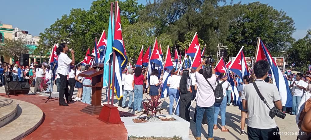 CUBAPEL's tweet photo. #CubapelPresente en acto contra el bloqueo en el parque Mariana Grajales, en homenaje al legado de Vilma Espín.
CUBA CONTRA EL BLOQUEO.
#ElLegadoDeVilma
#MujeresEnRevolución
#CubaViveEnSuHistoria
#CubaEstáFirme https://t.co/Olc1xrNpx2