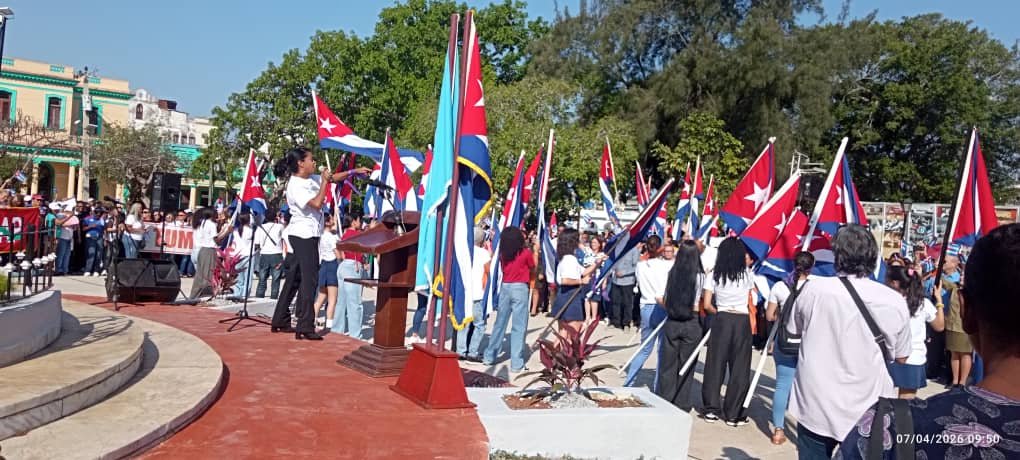 CUBAPEL's tweet photo. #CubapelPresente en acto contra el bloqueo en el parque Mariana Grajales, en homenaje al legado de Vilma Espín.
CUBA CONTRA EL BLOQUEO.
#ElLegadoDeVilma
#MujeresEnRevolución
#CubaViveEnSuHistoria
#CubaEstáFirme https://t.co/Olc1xrNpx2