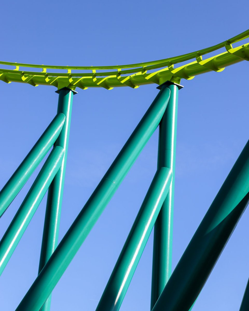 ValleyfairMN's tweet photo. Green means GO! The #Valleyfair gates are feeling restless...Not too much longer until they open 🥺💚 https://t.co/lGSdQfXAzv