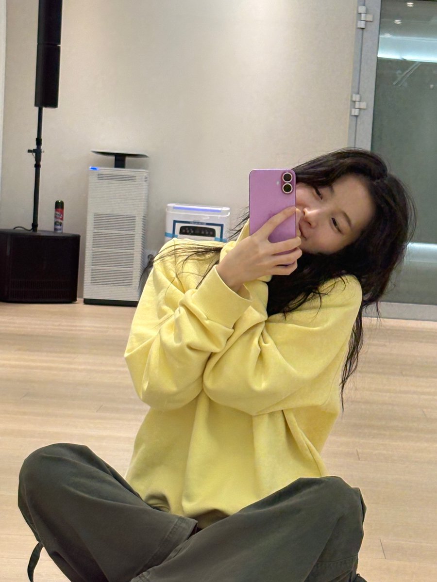 jiho_hamkke's tweet photo. Arin is in a dance practice room I repeat ARIN IS IN A DANCE PRACTICE ROOM 👀👀👀👀 https://t.co/AYGlzenbUs