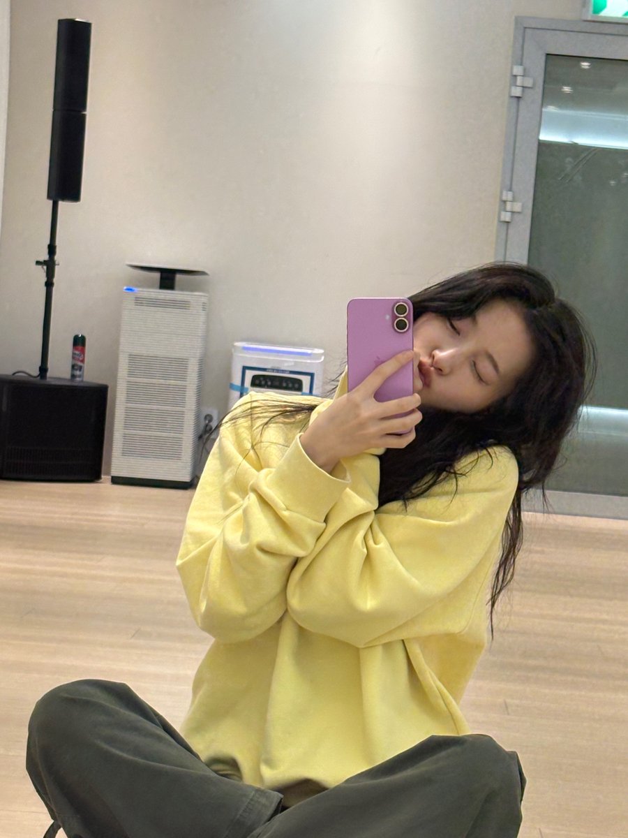 Arin is in a dance practice room I repeat ARIN IS IN A DANCE PRACTICE ROOM 👀👀👀👀