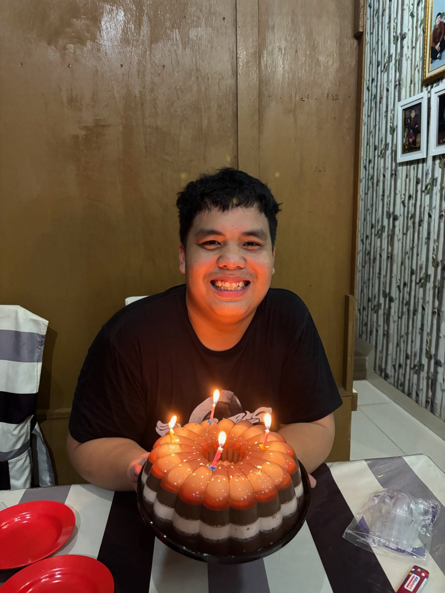 lmaowhoam1's tweet photo. 27! Umur baru, Berkat baru, beserta orang yang sama disekitar. 
Doa di tahun ini : dalam nama Allah Bapa disurga, doa dalam anakmu Tuhan Yesus Kristus, kehendakilah semua yang akan direncanakan dan dicanangkan kedepan. Berkatmu melimpah dalam setiap kehidupan kami https://t.co/qM1fRkY9ju