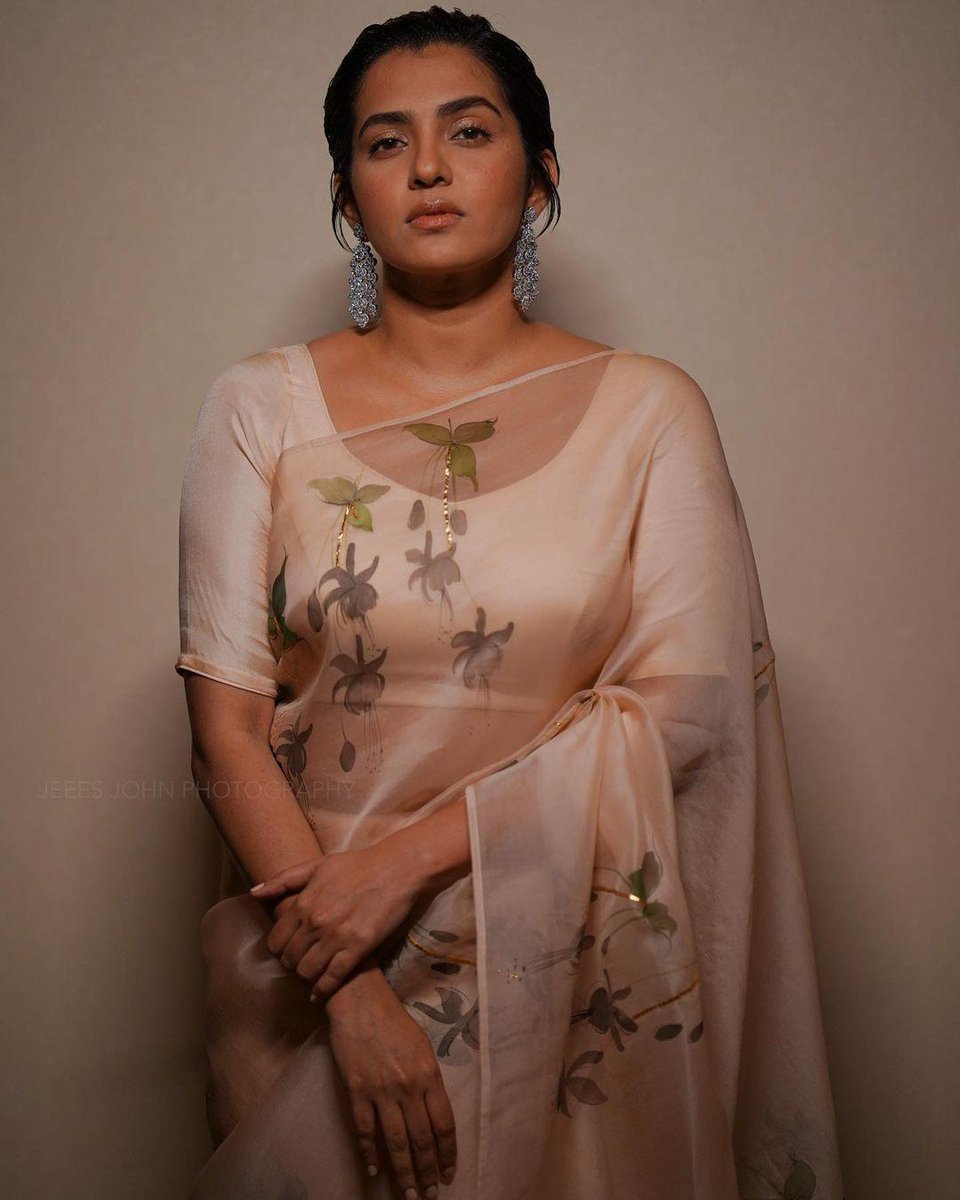 tafpage1's tweet photo. HBD #ParvathyThiruvothu https://t.co/IqTL04gSZz