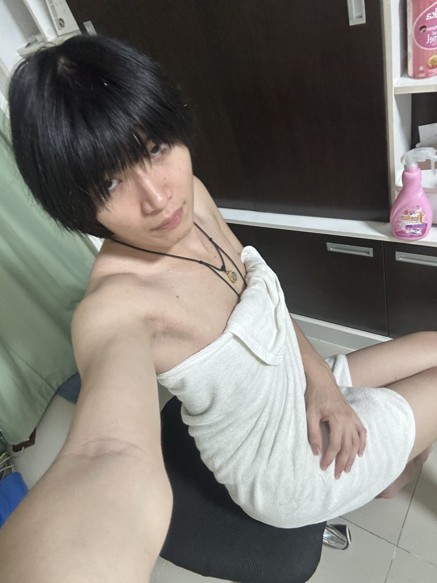 maomi45's tweet photo. ไปแช่ออนเซ็น(โรงชายล้วน)แล้วนุ่งผ้าเช็ดตัวงี้ โดนผู้มองทั้งโรงอาบน้ำ 🤔🤔🤔
#femboy https://t.co/f75qCBQztF