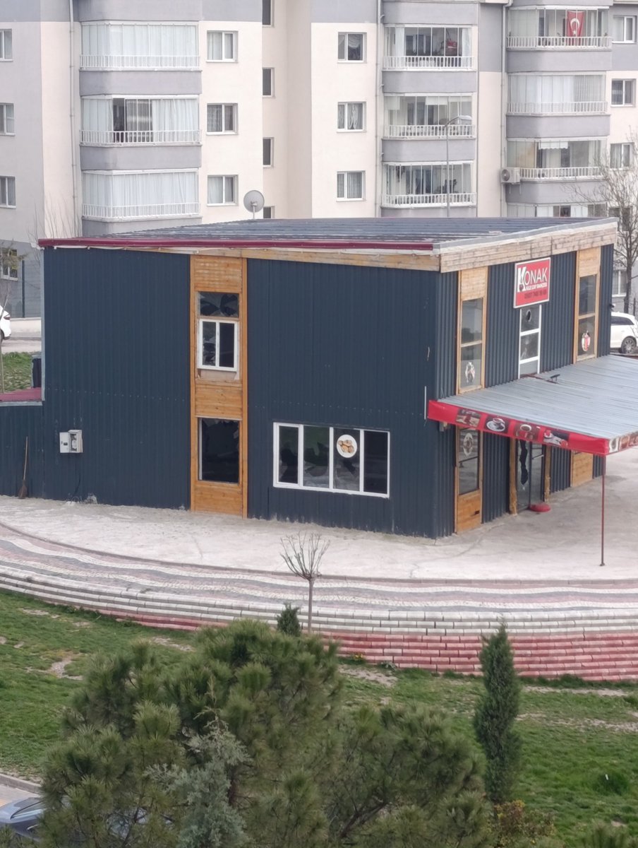 Enjektorucu's tweet photo. Az önce ailemin evinin balkonunda otururken cam kırılma sesi duydum, önce anlayamadım, sonra bakınca buranın camlarının indirilmiş olduğunu gördüm. İçeride birileri koşuşturuyordu. Belki tadilat vardır dedim ama saat akşamın 7'si. İçeriden 4 tane "çocuk" çıktı. ++++ https://t.co/dD28zFKZdo