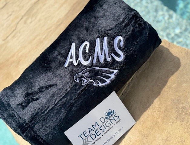 teamddesigns's tweet photo. Cuddle up in our NEW CUSTOM FLEECE BLANKET! ☁️ Whether it's game night or a picnic under the stars, this soft blanket has you covered. Choose your color and add your name for just $25! ✨ Don't miss out—shop now at https://t.co/rMXrDjEb9H #BlanketGoals #CuddleSeason https://t.co/71C0lugemN