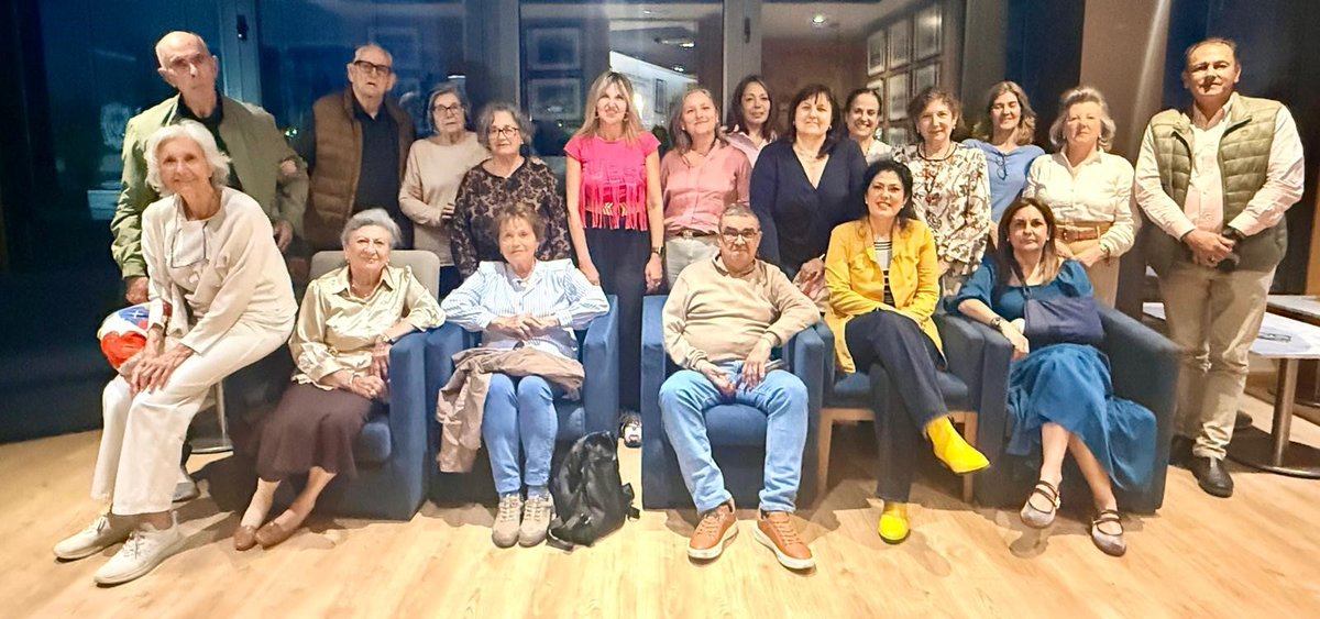 cmisevilla's tweet photo. 📚 El Club de Lectura debatió, en su cita de abril, sobre "Sevilla", de Eva Díaz Pérez.

🗣️ Tras la tertulia, los asistentes disfrutaron de una enriquecedora velada literaria en presencia de la autora de la obra.

https://t.co/XnvKFN1Mqv https://t.co/ze3kqyNFXm