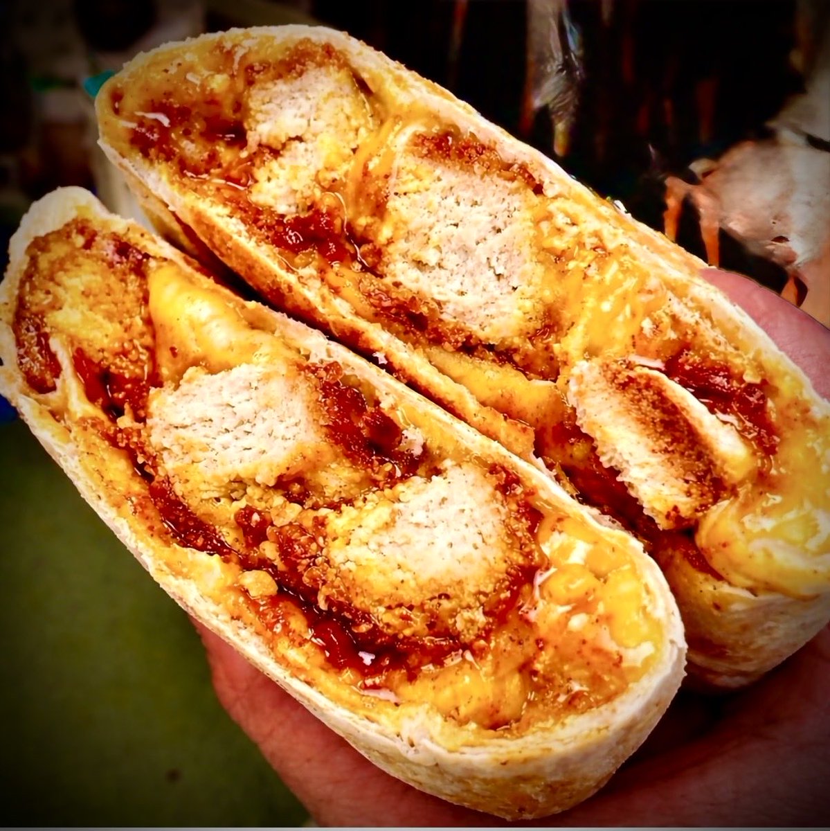 theartisanvan's tweet photo. Wrap Wednesday

Katsu chicken 
Battered chicken tenders, cheddar, katsu sauce.. encased in a soft tortilla wrap and toasted. Fried onions optional. Served with fries.

Greek Gyros also available.

Available after 11:30am
Breakfast served all day from 8am
Open until 2pm
📍EH21 6SY https://t.co/hGG7oCtOX7