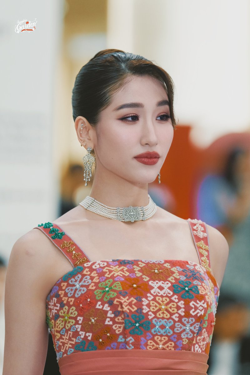 SapphicGardenTH's tweet image. เซย่าแกลมมากค่ะ 

#เซย่าทองเจือ #SeyaThongchua
#ATextileThroughTime
#RootedinHeritage
#ASenseofThai2026
