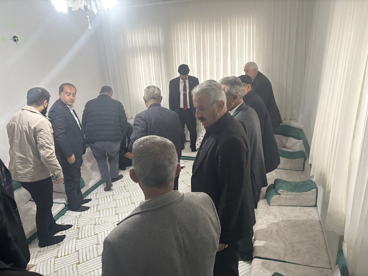 MS_Ozbek's tweet photo. #Gevdan ve #Ezdinan Aşiretine mensup husumetli iki aile bir araya getirildi. Barışta emeği geçen herkesten Allah razı olsun. https://t.co/JOfAufKFmj