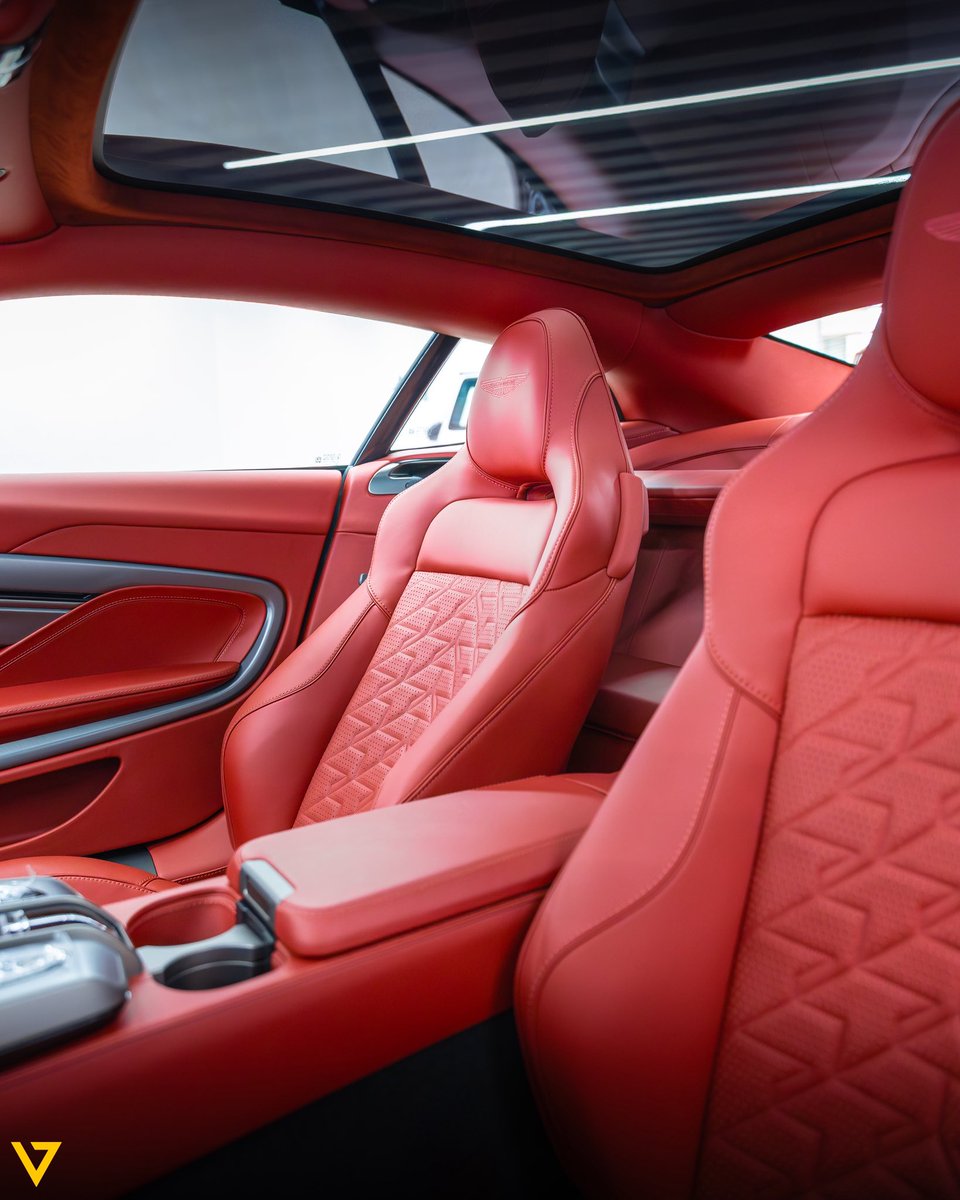 SEVEN CAR LOUNGE tweet media