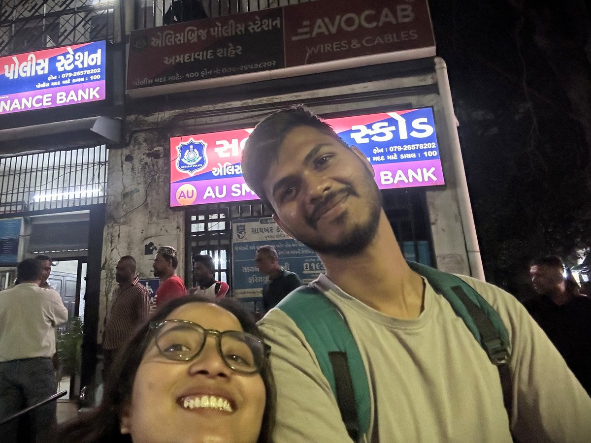 Selvintrovert's tweet image. Police station mein @kaywhoareyou ke saath #wemetontwitter ho gaya