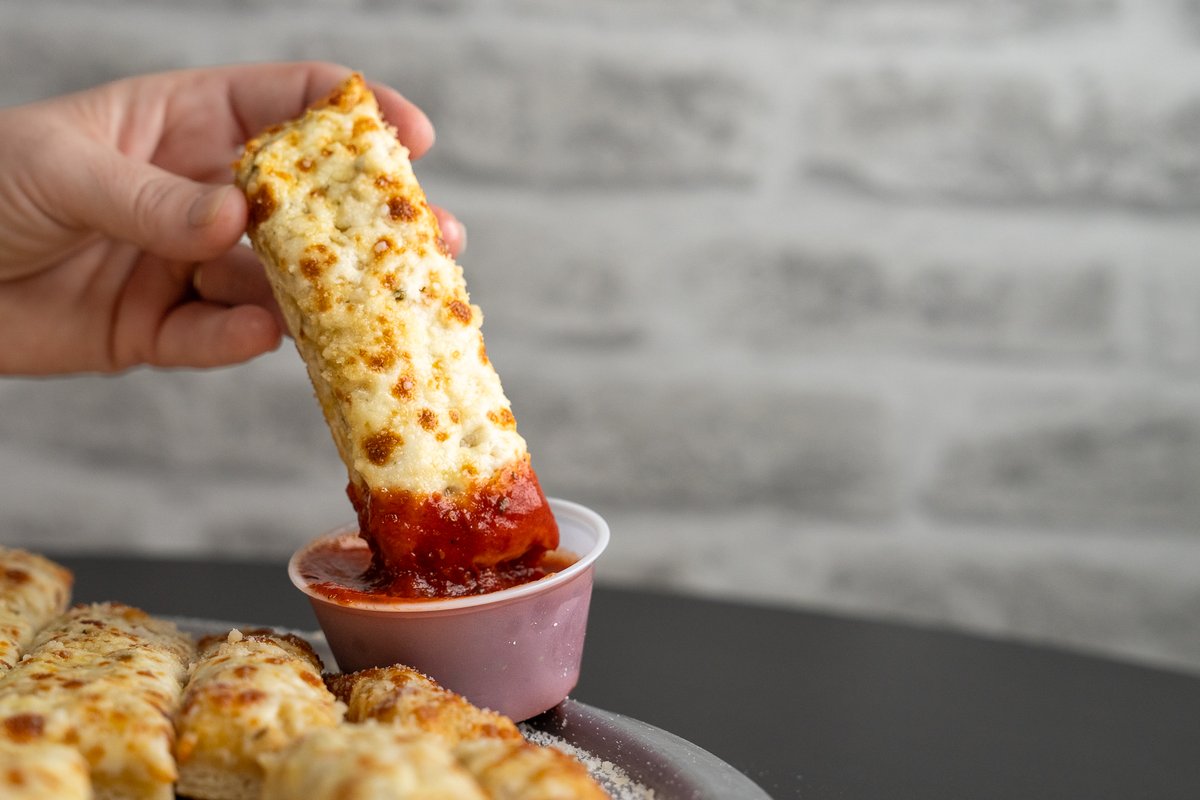 Cheezystix from Five Star paired with marinara sauce is a match made in heaven 😍🧀🍅 Order yours now ➡️ link-pro.io/EN21IfH
#fivestarpizza #fivestar #pizza #floridaeats #pizzalovers