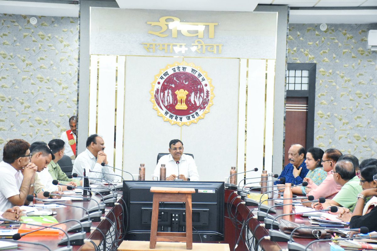 rewacommissione's tweet image. जल गंगा संवर्धन अभियान की समीक्षा करते हुए कमिश्नर बीएस जामोद ने कहा कि भावी पीढ़ी का जीवन सुरक्षित रखने के लिए जल संरक्षण और संवर्धन अनिवार्य है। अभियान से जुड़े विभागों के अधिकारी कार्ययोजना बनाकर अभियान में सक्रिय भूमिका निभाएं।

#जल_गंगा_संवर्धन_अभियान
#JansamparkMP #Rewa