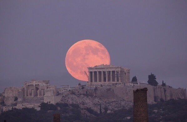 marcospointis's tweet photo. @CiudadanoPacho @A4KikeLippi Es como estas fotos que toman de la luna, el edificio está muy lejos, solo que la lente lo aproxima mucho. Y si te acercas al edificio, en unos cientos de metros ves al edificio "más grande", pero la luna está tan lejos que en esa cantidad de metros no varía casi nada el tamaño https://t.co/2DoXPcYos5