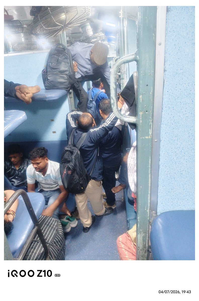 Rohitash_bsp's tweet photo. @RailwaySeva सीट पर दूसरों का कब्जा कंप्लेंट करने पर भी कोई संतोष जनक जवाब नहीं मिला और bigar आए कंप्लेंट बंद कर दी 
@IndianRailMedia @RailMinIndia @RPFCR @RailwaySeva https://t.co/7MJaeGJ8rt