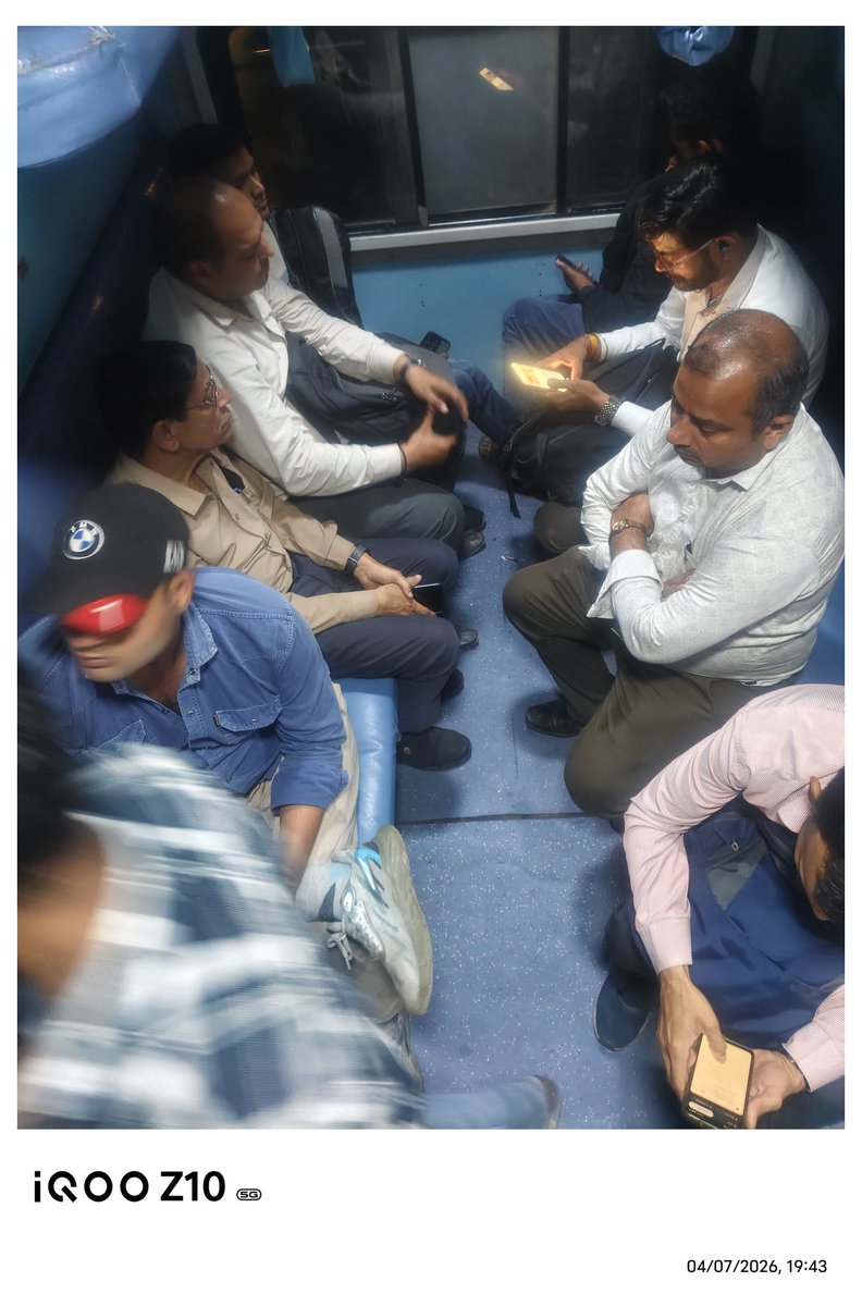 Rohitash_bsp's tweet photo. @RailwaySeva सीट पर दूसरों का कब्जा कंप्लेंट करने पर भी कोई संतोष जनक जवाब नहीं मिला और bigar आए कंप्लेंट बंद कर दी 
@IndianRailMedia @RailMinIndia @RPFCR @RailwaySeva https://t.co/7MJaeGJ8rt
