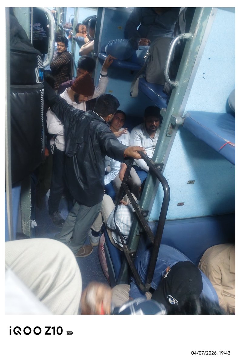 Rohitash_bsp's tweet photo. @RailwaySeva सीट पर दूसरों का कब्जा कंप्लेंट करने पर भी कोई संतोष जनक जवाब नहीं मिला और bigar आए कंप्लेंट बंद कर दी 
@IndianRailMedia @RailMinIndia @RPFCR @RailwaySeva https://t.co/7MJaeGJ8rt