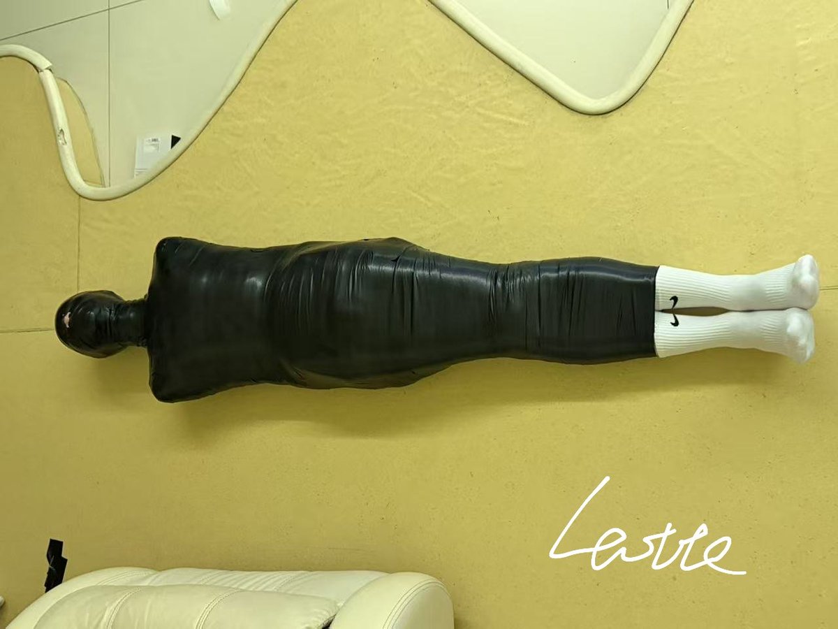 Lattebdsm's tweet photo. 今天的展品:
被木乃伊紧紧包裹的白袜小狗，带上呼吸瓶和后庭震动玩具，即将被前后夹击
被
@E1GBMkIcTXFGMMz
@xusanjin_0205 俩伪s折磨 https://t.co/v8H7sibZJs