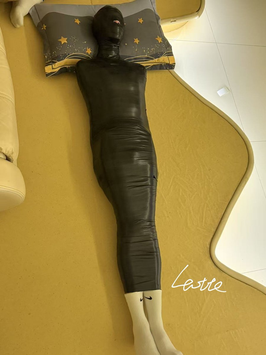 Lattebdsm's tweet photo. 今天的展品:
被木乃伊紧紧包裹的白袜小狗，带上呼吸瓶和后庭震动玩具，即将被前后夹击
被
@E1GBMkIcTXFGMMz
@xusanjin_0205 俩伪s折磨 https://t.co/v8H7sibZJs