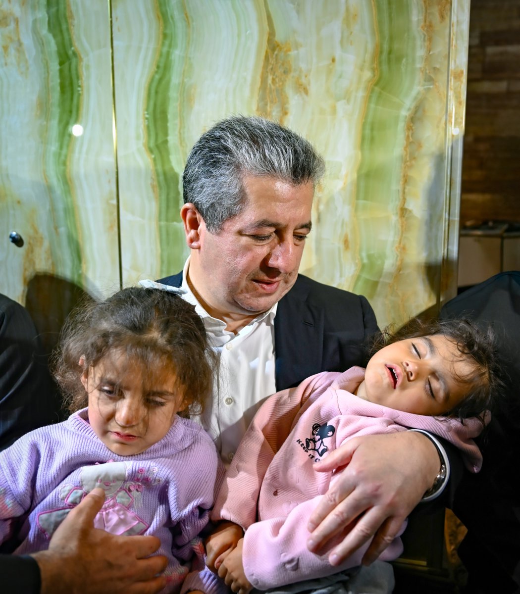 Kurdistan's tweet photo. رئيس الحكومة من مجلس عزاء الشهيدين موسى ومژدة: من تلطخت يداه بدماء شعبنا سينال جزاءه عاجلاً أم آجلاً

شارك رئيس حكومة إقليم كوردستان مسرور بارزاني، بعد ظهر اليوم الثلاثاء 7 نيسان (أبريل) 2026، في مراسم مجلس عزاء الشهيدين موسى أنور وزوجته مُژدة أسعد في قرية زوركزراو، واللذين استشهدا إثر الهجوم ��لذي نُفذ بطائرات مسيرة إيرانية.
وقدّم رئيس الحكومة، خلال حضوره مراسم العزاء، خالص تعازيه ومواساته وتضامنه مع عائلة الشهيدين وذويهما.
وفي تصريح صحفي أدلى به خلال المراسم، قال رئيس الحكومة: "لقد تعرض شعب كوردستان الأعزل، مرةً أخرى وبلا أي مسوّغ، لهجوم أسفر عن استشهاد زوجين بريئين، وهو مصاب أدمى قلوبنا جميعاً؛ وإذ نعرب عن حزننا، فإننا نتقدم بخالص العزاء والمواساة لجناب الرئيس بارزاني ولعموم شعب كوردستان".
وجدد التأكيد على أن هذا الاستهداف يمثل حلقةً أخرى من سلسلة هجمات تشن على إقليم كوردستان بذرائع واهية وبلا أي مبرر، مشدداً بالقول: "بكلّ تأكيد، فإن كل من تلطخت يداه بدماء شعبنا سينال جزاءه المحتوم، عاجلاً أم آجلاً".
وأضاف قائلاً: "إننا مستمرون بثبات على نهج شهدائنا في سبيل حرية شعبنا وكرامته، ولن نحيد عن واجبنا في الذود عن تراب وطننا وحمايته، ونثمن عالياً صمود شعب كوردستان ودعمه المستمر، آملين أن تنتهي هذه الحروب والتوترات وال��آسي، ليبلغ شعبنا تطلعاته التاريخية".
كما أشار رئيس الحكومة، ببالغ الأسف، إلى عدم اتخاذ الحكومة الاتحادية لأي خطوات عملية فاعلة لوقف هذه ال��عتداءات على إقليم كوردستان، مؤكداً أن مسؤولية كبرى تقع على عاتق بغداد لردع هذه الهجمات الإرهابية.