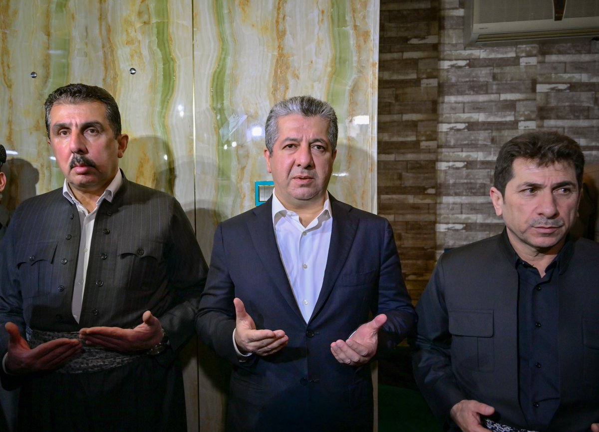 Kurdistan's tweet photo. رئيس الحكومة من مجلس عزاء الشهيدين موسى ومژدة: من تلطخت يداه بدماء شعبنا سينال جزاءه عاجلاً أم آجلاً

شارك رئيس حكومة إقليم كوردستان مسرور بارزاني، بعد ظهر اليوم الثلاثاء 7 نيسان (أبريل) 2026، في مراسم مجلس عزاء الشهيدين موسى أنور وزوجته مُژدة أسعد في قرية زوركزراو، واللذين استشهدا إثر الهجوم ��لذي نُفذ بطائرات مسيرة إيرانية.
وقدّم رئيس الحكومة، خلال حضوره مراسم العزاء، خالص تعازيه ومواساته وتضامنه مع عائلة الشهيدين وذويهما.
وفي تصريح صحفي أدلى به خلال المراسم، قال رئيس الحكومة: "لقد تعرض شعب كوردستان الأعزل، مرةً أخرى وبلا أي مسوّغ، لهجوم أسفر عن استشهاد زوجين بريئين، وهو مصاب أدمى قلوبنا جميعاً؛ وإذ نعرب عن حزننا، فإننا نتقدم بخالص العزاء والمواساة لجناب الرئيس بارزاني ولعموم شعب كوردستان".
وجدد التأكيد على أن هذا الاستهداف يمثل حلقةً أخرى من سلسلة هجمات تشن على إقليم كوردستان بذرائع واهية وبلا أي مبرر، مشدداً بالقول: "بكلّ تأكيد، فإن كل من تلطخت يداه بدماء شعبنا سينال جزاءه المحتوم، عاجلاً أم آجلاً".
وأضاف قائلاً: "إننا مستمرون بثبات على نهج شهدائنا في سبيل حرية شعبنا وكرامته، ولن نحيد عن واجبنا في الذود عن تراب وطننا وحمايته، ونثمن عالياً صمود شعب كوردستان ودعمه المستمر، آملين أن تنتهي هذه الحروب والتوترات وال��آسي، ليبلغ شعبنا تطلعاته التاريخية".
كما أشار رئيس الحكومة، ببالغ الأسف، إلى عدم اتخاذ الحكومة الاتحادية لأي خطوات عملية فاعلة لوقف هذه ال��عتداءات على إقليم كوردستان، مؤكداً أن مسؤولية كبرى تقع على عاتق بغداد لردع هذه الهجمات الإرهابية.