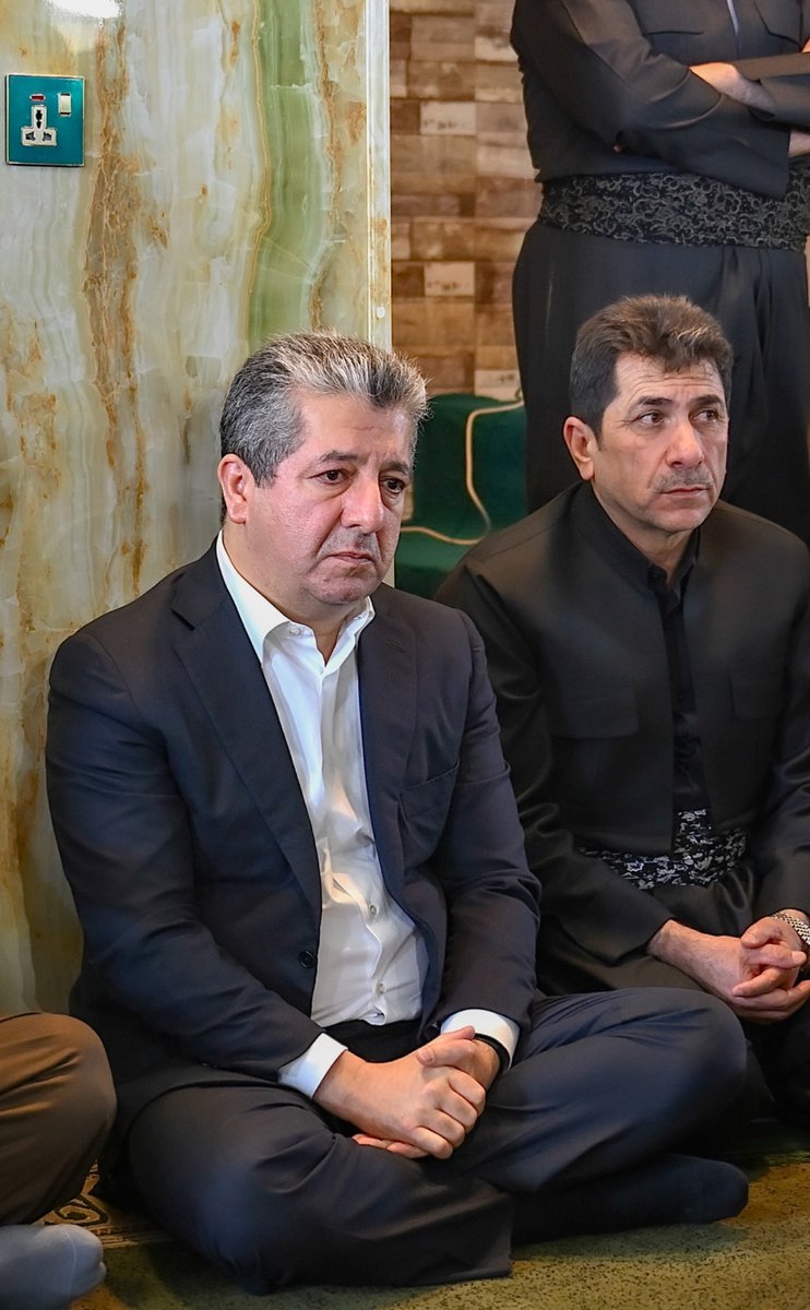 Kurdistan's tweet photo. رئيس الحكومة من مجلس عزاء الشهيدين موسى ومژدة: من تلطخت يداه بدماء شعبنا سينال جزاءه عاجلاً أم آجلاً

شارك رئيس حكومة إقليم كوردستان مسرور بارزاني، بعد ظهر اليوم الثلاثاء 7 نيسان (أبريل) 2026، في مراسم مجلس عزاء الشهيدين موسى أنور وزوجته مُژدة أسعد في قرية زوركزراو، واللذين استشهدا إثر الهجوم ��لذي نُفذ بطائرات مسيرة إيرانية.
وقدّم رئيس الحكومة، خلال حضوره مراسم العزاء، خالص تعازيه ومواساته وتضامنه مع عائلة الشهيدين وذويهما.
وفي تصريح صحفي أدلى به خلال المراسم، قال رئيس الحكومة: "لقد تعرض شعب كوردستان الأعزل، مرةً أخرى وبلا أي مسوّغ، لهجوم أسفر عن استشهاد زوجين بريئين، وهو مصاب أدمى قلوبنا جميعاً؛ وإذ نعرب عن حزننا، فإننا نتقدم بخالص العزاء والمواساة لجناب الرئيس بارزاني ولعموم شعب كوردستان".
وجدد التأكيد على أن هذا الاستهداف يمثل حلقةً أخرى من سلسلة هجمات تشن على إقليم كوردستان بذرائع واهية وبلا أي مبرر، مشدداً بالقول: "بكلّ تأكيد، فإن كل من تلطخت يداه بدماء شعبنا سينال جزاءه المحتوم، عاجلاً أم آجلاً".
وأضاف قائلاً: "إننا مستمرون بثبات على نهج شهدائنا في سبيل حرية شعبنا وكرامته، ولن نحيد عن واجبنا في الذود عن تراب وطننا وحمايته، ونثمن عالياً صمود شعب كوردستان ودعمه المستمر، آملين أن تنتهي هذه الحروب والتوترات وال��آسي، ليبلغ شعبنا تطلعاته التاريخية".
كما أشار رئيس الحكومة، ببالغ الأسف، إلى عدم اتخاذ الحكومة الاتحادية لأي خطوات عملية فاعلة لوقف هذه ال��عتداءات على إقليم كوردستان، مؤكداً أن مسؤولية كبرى تقع على عاتق بغداد لردع هذه الهجمات الإرهابية.