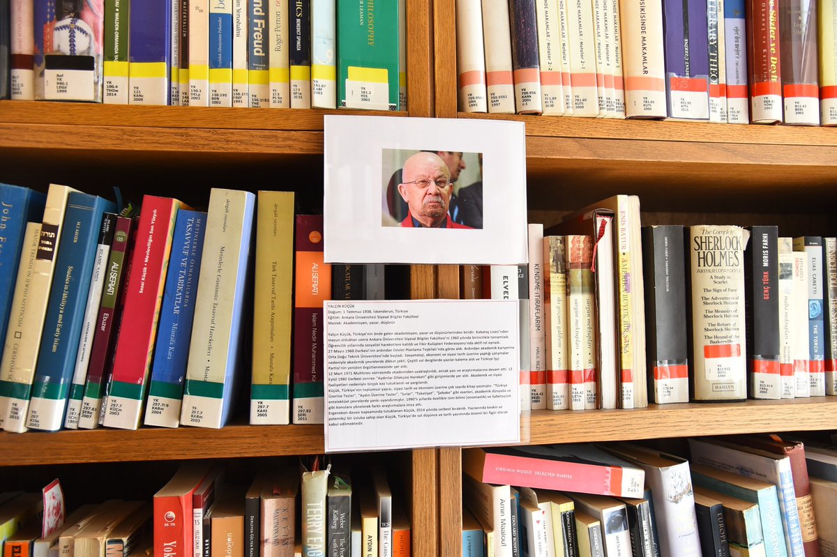 Güçlü kalemi ve üretken zihniyle önemli izler bırakan Akademisyen/Yazar Yalçın Küçük’ün vefatının üzüntüsünü derinden yaşıyoruz.

Yakın zamanda, kendi eserlerinin de bulunduğu kitaplığını gelecek nesillerin faydalanması adına kurumumuza bağışlamıştı. Biz de bu bağış kapsamında,