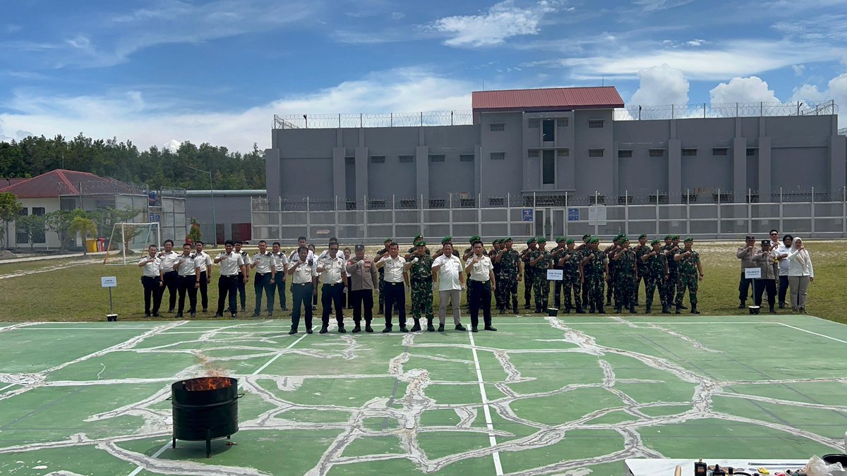 yonif830im's tweet photo. Personel Yonif TP 830/Isen Mulang melaksanakan kegiatan razia di lembaga Pemasyarakatan bersama polri dan petugas keamanan lapas https://t.co/BlR3vnCSRL