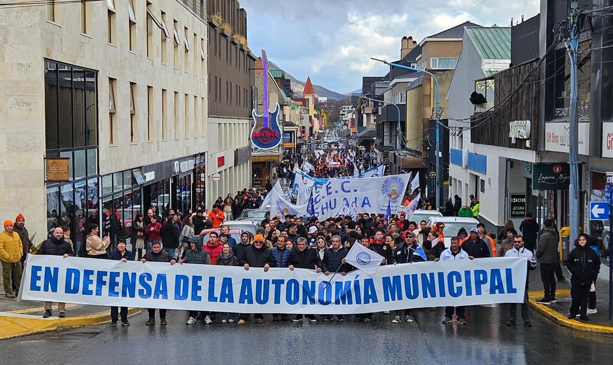 BASTA DE RETENER LOS FONDOS DE USHUAIA ✋

Hoy una multitud de trabajadores y trabajadoras salió a la calle en nuestra querida Ushuaia para hacerse escuchar. 

La Provincia nos debe más de 12.000 millones de pesos. Plata que ya llegó de Nación.

¿Dónde está esa plata?
La