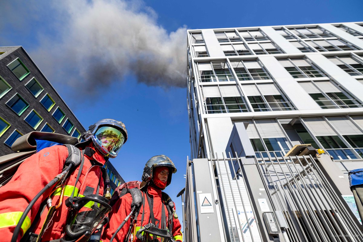 PompiersParis's tweet image. 🚨 [#Intervention] | Aujourd'hui vers 15h, les pompiers de Paris sont intervenus pour un feu de terrasse à Nanterre (92).

🔥 Le sinistre s’est déclaré au dernier étage d'un bâtiment de bureaux, lors de travaux de réfection. 200m² de toit terrasse seront fortement endommagés par