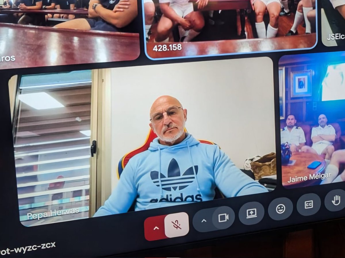 Armada_esp's tweet photo. ⚽️El entrenador de la @SEFutbol Luis de la Fuente, ha compartido con los guardiamarinas de #Elcano una clase de liderazgo.
💪🇪🇸En la mar como en el fútbol, #liderar es creer, cuidar del equipo y dar ejemplo en cada paso.
#SomosLaArmada https://t.co/GrZOIN5ET4