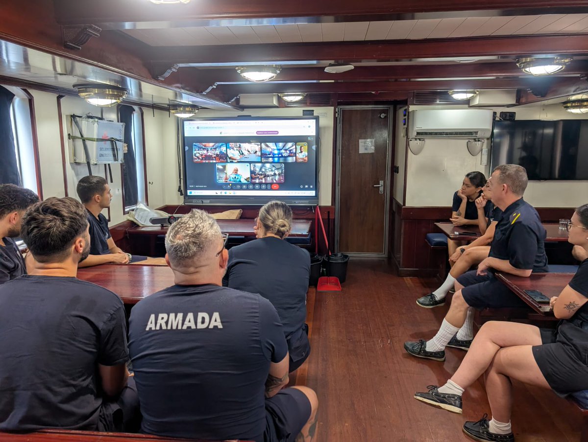 Armada_esp's tweet photo. ⚽️El entrenador de la @SEFutbol Luis de la Fuente, ha compartido con los guardiamarinas de #Elcano una clase de liderazgo.
💪🇪🇸En la mar como en el fútbol, #liderar es creer, cuidar del equipo y dar ejemplo en cada paso.
#SomosLaArmada https://t.co/GrZOIN5ET4