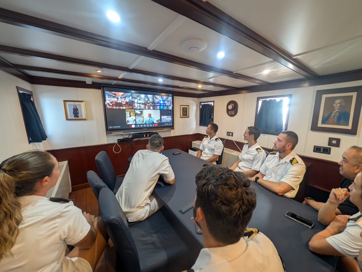 Armada_esp's tweet photo. ⚽️El entrenador de la @SEFutbol Luis de la Fuente, ha compartido con los guardiamarinas de #Elcano una clase de liderazgo.
💪🇪🇸En la mar como en el fútbol, #liderar es creer, cuidar del equipo y dar ejemplo en cada paso.
#SomosLaArmada https://t.co/GrZOIN5ET4