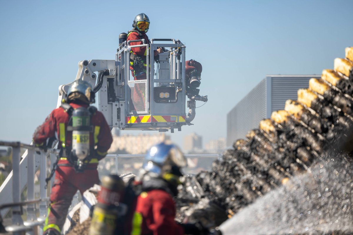 PompiersParis's tweet image. 🚨 [#Intervention] | Aujourd'hui vers 15h, les pompiers de Paris sont intervenus pour un feu de terrasse à Nanterre (92).

🔥 Le sinistre s’est déclaré au dernier étage d'un bâtiment de bureaux, lors de travaux de réfection. 200m² de toit terrasse seront fortement endommagés par