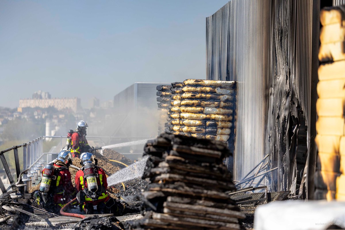 PompiersParis's tweet image. 🚨 [#Intervention] | Aujourd'hui vers 15h, les pompiers de Paris sont intervenus pour un feu de terrasse à Nanterre (92).

🔥 Le sinistre s’est déclaré au dernier étage d'un bâtiment de bureaux, lors de travaux de réfection. 200m² de toit terrasse seront fortement endommagés par